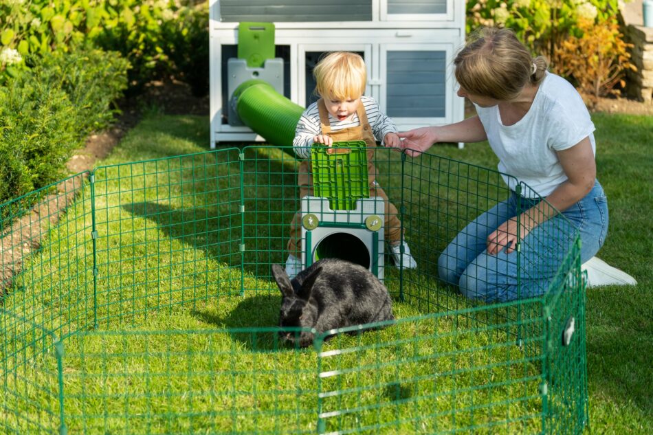 Konijneneigenaar en kind met konijn in Omlet Zippi tunnelsysteem voor konijnen