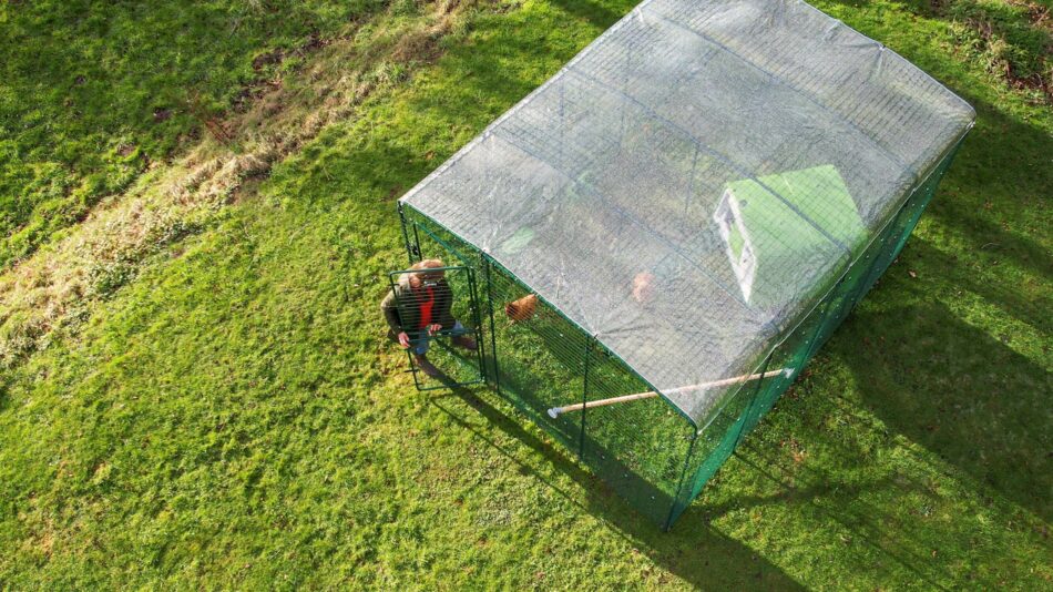 Vogelvluchtperspectief van Omlet inloopren voor kippen met rendekzeil