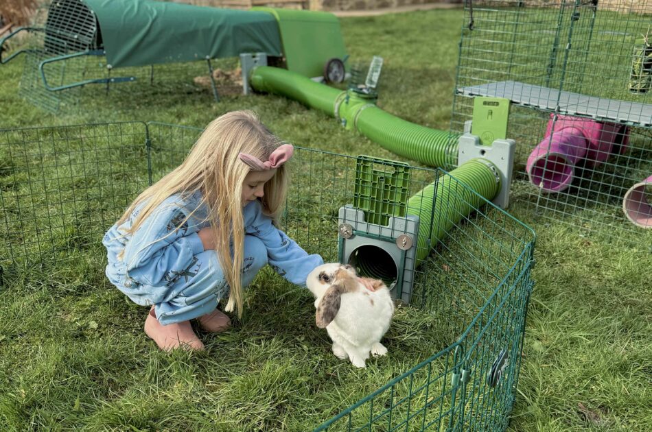 Omlet møder Shell Mills og hendes børn, der passer kaniner i Omlet Zippi-tunneler og legegårde