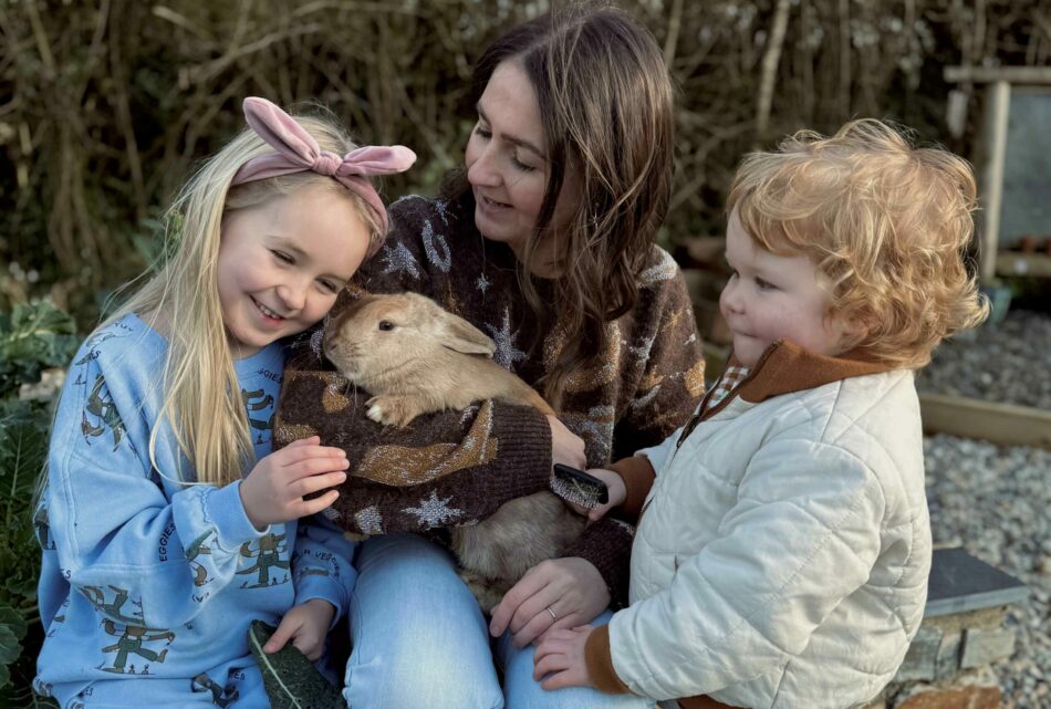Omlet møder Shell Mills og hendes børn, der passer deres kæledyrskanin